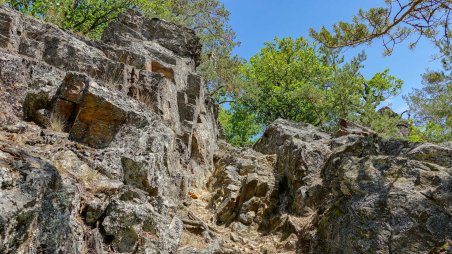 Náročná cesta od soutoku řek Oslava a Chvojnice nahoru po skalním hřebenu ke zřícenině hradu Levnov