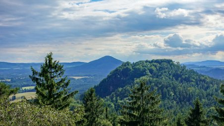 Výhled jihozápadním směrem na kopce Růžovský vrch a Koliště z vrcholu kopce Rudolfův kámen (Ostroh) (484)