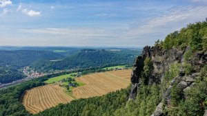 Výhled jihozápadním směrem na pevnost Königstein nad údolím řeky Labe (Elbe) ze stolové hory Lilienstein