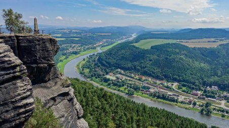 Výhled východním směrem do údolí řeky Labe (Elbe) ze stolové hory Lilienstein