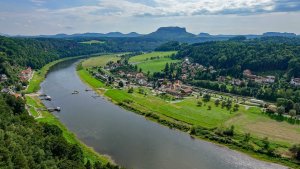 Výhled jihovýchodním směrem na stolovou horu Lilienstein v údolí řeky Labe (Elbe) ze skály Tiedgestein