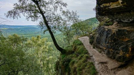 Cesta po skalní římse k jeskyni Idagrotte