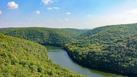 Výhled na začátek Znojemské přehrady z turistického přístřešku Králův stolec