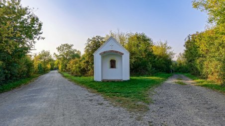 Kaple sv. Huberta u vstupu do národního parku Podyjí u obce Hnanice