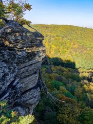 Skála Schwalbenfelsen nad údolím řeky Dyje