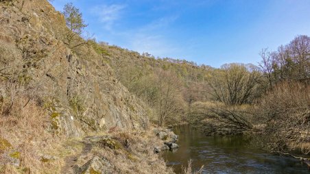 Řeka Jihlava pod národní přírodní rezervací Mohelenská hadcová step