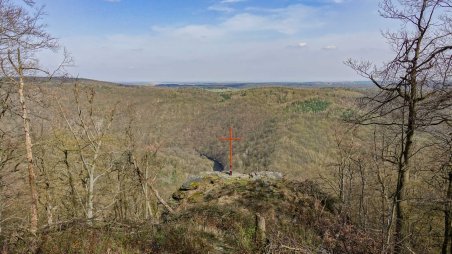 Heimatkreuz - velký železný kříž na skále na úpatí Býčí hory