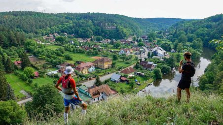 Výhled na obec Podhradí nad Dyjí pod zříceninou hradu Frejštejn z přírodní rezervace Podhradské skály