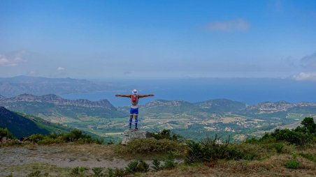Výhled západním směrem z úbočí kopce Cima Orcaio