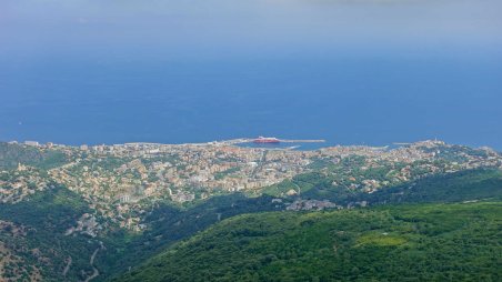 Výhled na město Bastia z východního úbočí kopce Monte Murzaio