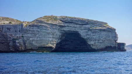 Jeskyně svatého Antonína (Grotte de Saint-Antoine) pod pobřežním městem Bonifacio