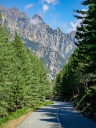 Silnice vedoucí z horského sedla Bavella (Col de Bavella) dolů do pobřežního města Solenzara