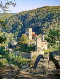 Výhled na hrad Hardegg ze západu z úbočí kopce Max-Plateau