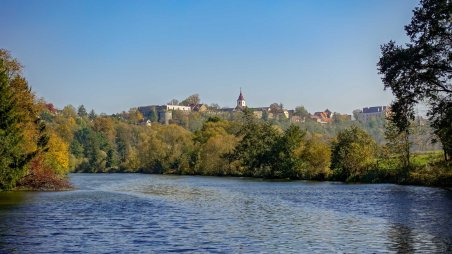 Výhled na město Drosendorf (Drozdovice) od řeky Thaya (Dyje)