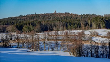 Nahoře hrad Roštejn