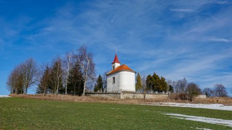 Kaple sv. Kříže na okraji obce Český Rudolec