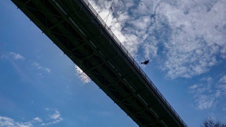 Skákání z mostu na laně