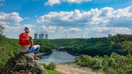 Výhled na vodní nádrž Mohelno a Jadernou elektrárnu Dukovany