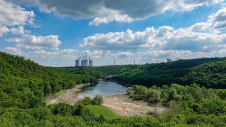 Výhled na vodní nádrž Mohelno a Jadernou elektrárnu Dukovany
