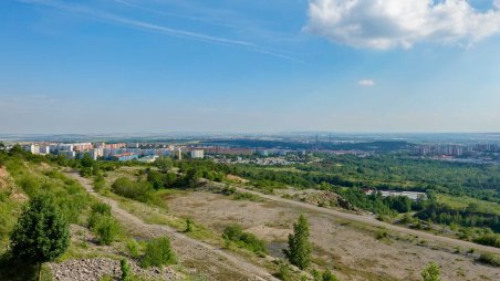 Výhled na Brno z úbočí kopce Hády