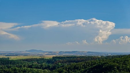 Výhled na bouřkové mraky nad Pálavou z vyhlídky Hornek