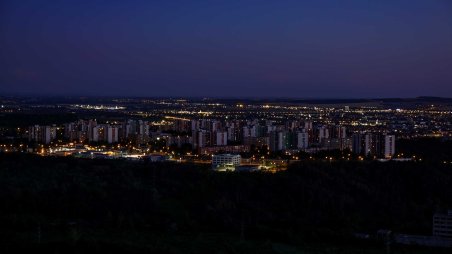 Výhled na noční Brno z úbočí kopce Hády