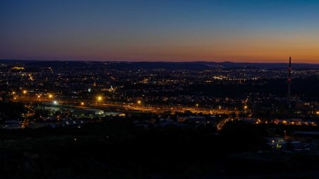 Výhled na noční Brno z úbočí kopce Hády