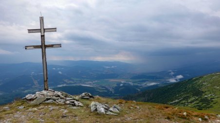 Kříž pod Orlovou a v pozadí blížící se bouřka