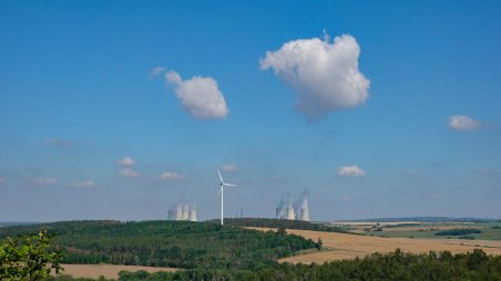 Výhled na Jadernou elektrárnu Dukovany a větrnou elektrárnu