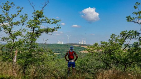Výhled na Jadernou elektrárnu Dukovany a větrnou elektrárnu