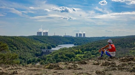 Národní přírodní rezervace Mohelenská hadcová step a výhled na jadernou elektrárnu Dukovany a vodní nádrž Mohelno