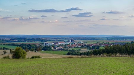Výhled na Výčapy od přírodní rezervace Hošťanka