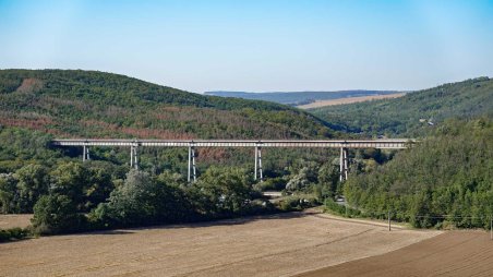 Výhled na Ivančický viadukt z přírodní památky Červené stráně