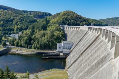 Betonová hráz Vírské přehrady vysoká 76,5 m (druhá nejvyšší v ČR) a vodní elektrárna