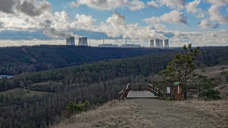 Výhled na Jadernou elektrárnu Dukovany z národní přírodní rezervace Mohelenská hadcová step