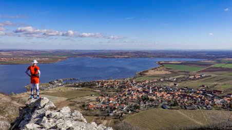 Výhled na obec Pavlov a vodní nádrž Nové Mlýny ze zříceniny hradu Děvičky (Dívčí hrady)