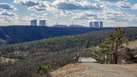 Výhled na Jadernou elektrárnu Dukovany z národní přírodní rezervace Mohelenská hadcová step