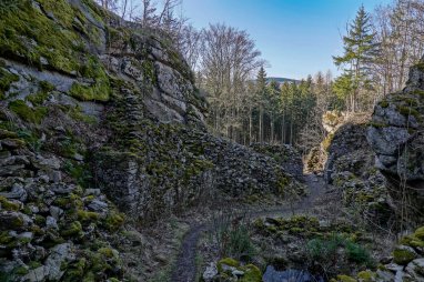 Nádvoří zříceniny hradu Štarkov (Skály, Stařechovice)
