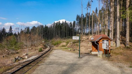Lesní železniční zastávka Kaproun na úzkorozchodné železniční trati (úzkokolejce) Jindřichův Hradec - Nová Bystřice