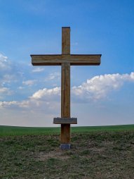 Kříž nad obcí Hrutov