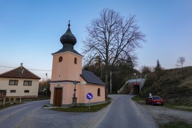 Kaplička v obci Číchov