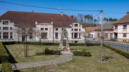 Památník v obci Krahulov