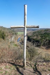 Velký dřevěný kříž na Grázlově vyhlídce v přírodní rezervaci Bílý kříž