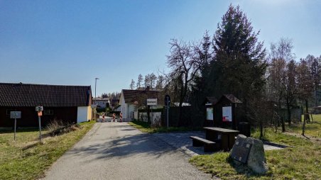 Zatarasený hraniční přechod v obci Kleintaxen
