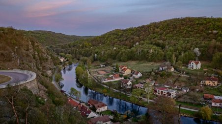 Výhled na Vranov nad Dyjí a začátek národního parku Podyjí od Mniszkova kříže