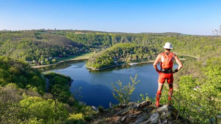 Výhled na Bítovskou zátoku od předsunuté bašty hradu Cornštejn