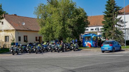 Policejní motorkáři na zmrzlině v obci Šumná