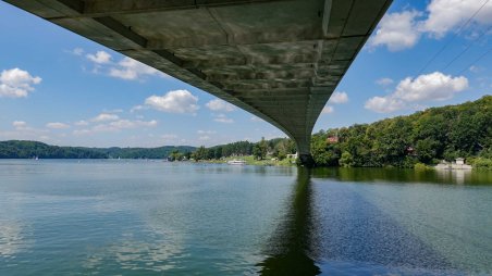 Vranovská přehrada pod visutou lávkou přes Švýcarskou zátoku