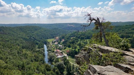 Výhled na Vranov nad Dyjí z vyhlídky Claryho kříž