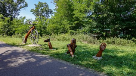 Pomník neznámému padlému cyklistovi na cyklostezce mezi obcemi Ivančice a Oslavany
